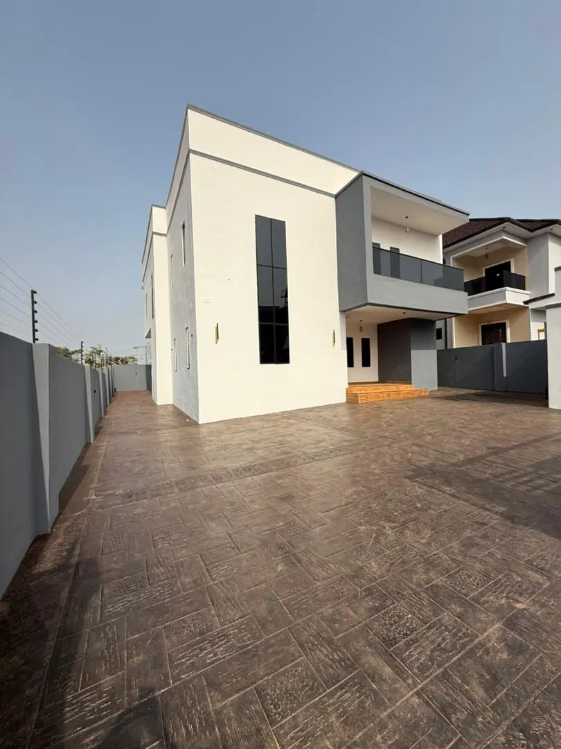 Luxury 4-Bedroom Duplex with Gatehouse photo 1