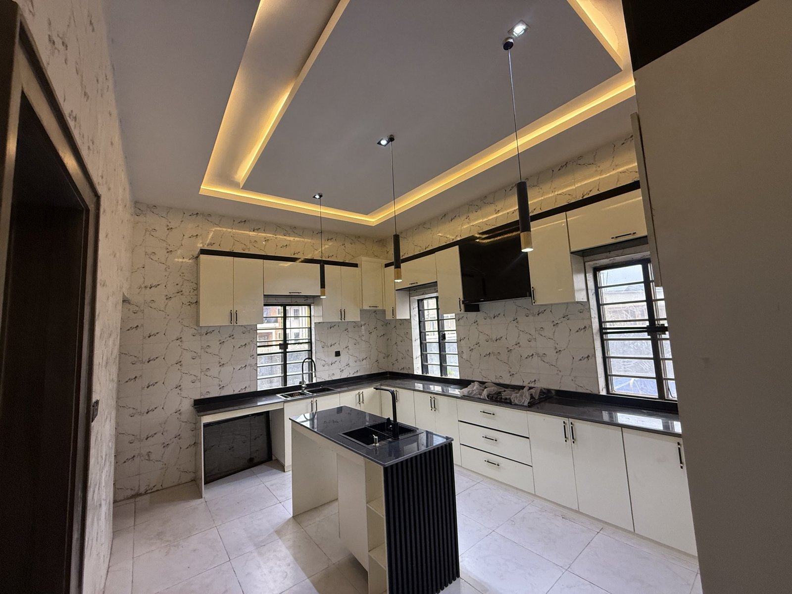 Luxury 4 bedroom Duplex photo 8