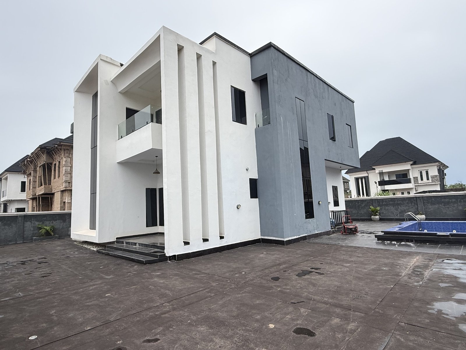 Luxury 4 bedroom Duplex photo 2