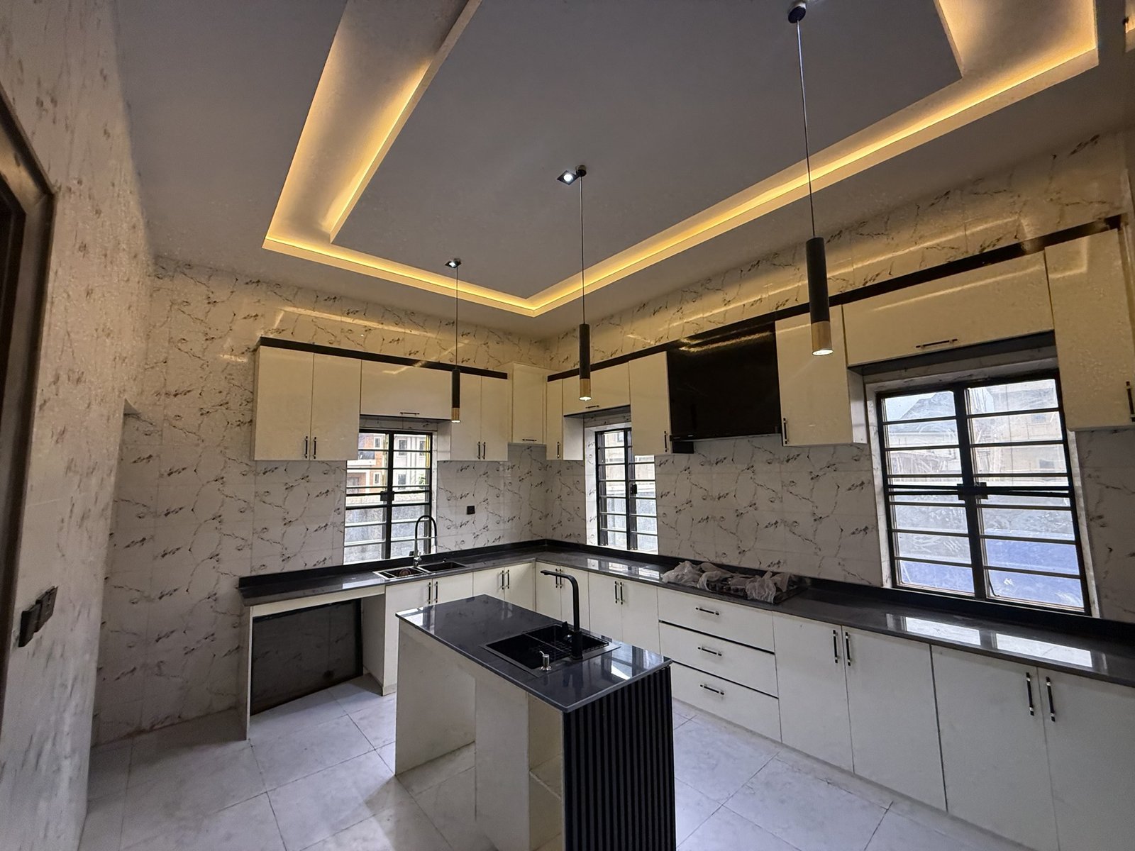 Luxury 4 bedroom Duplex photo 9