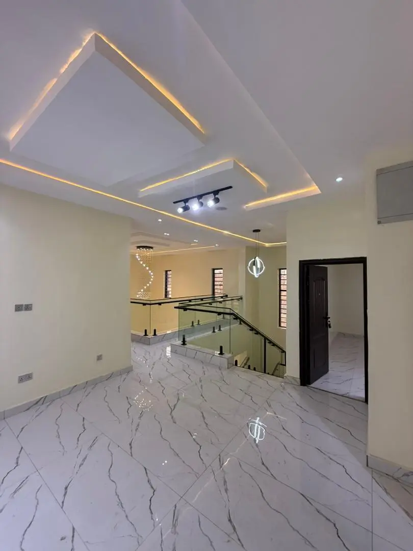 Luxury 4-Bedroom Duplex with Gatehouse photo 2