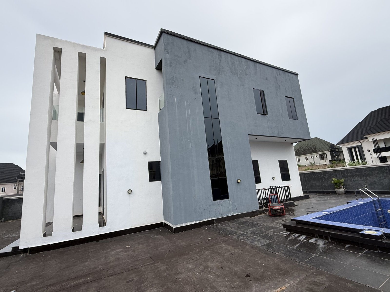 Luxury 4 bedroom Duplex photo 4