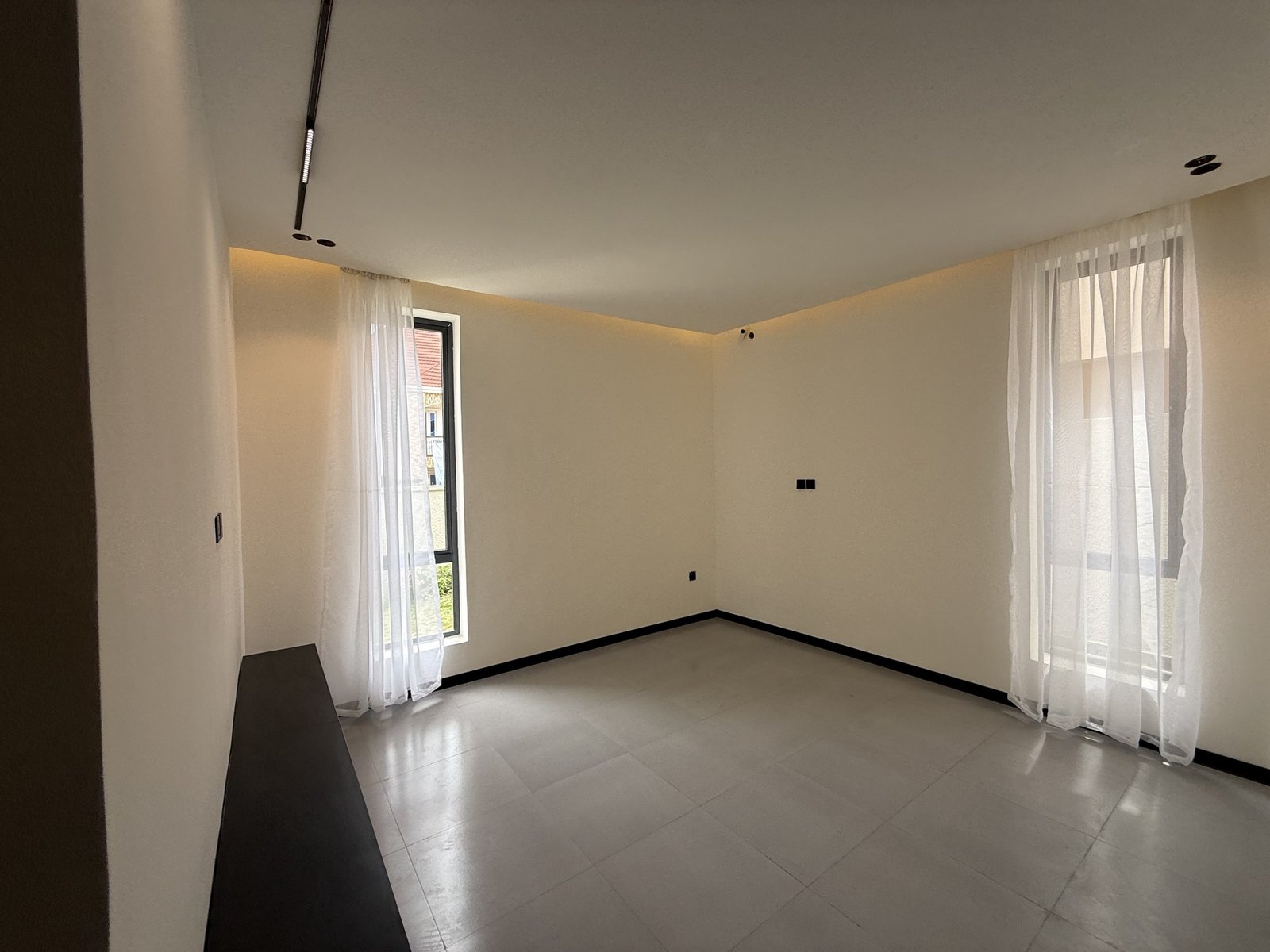 4 Bedroom Contemporary Bungalow photo 6