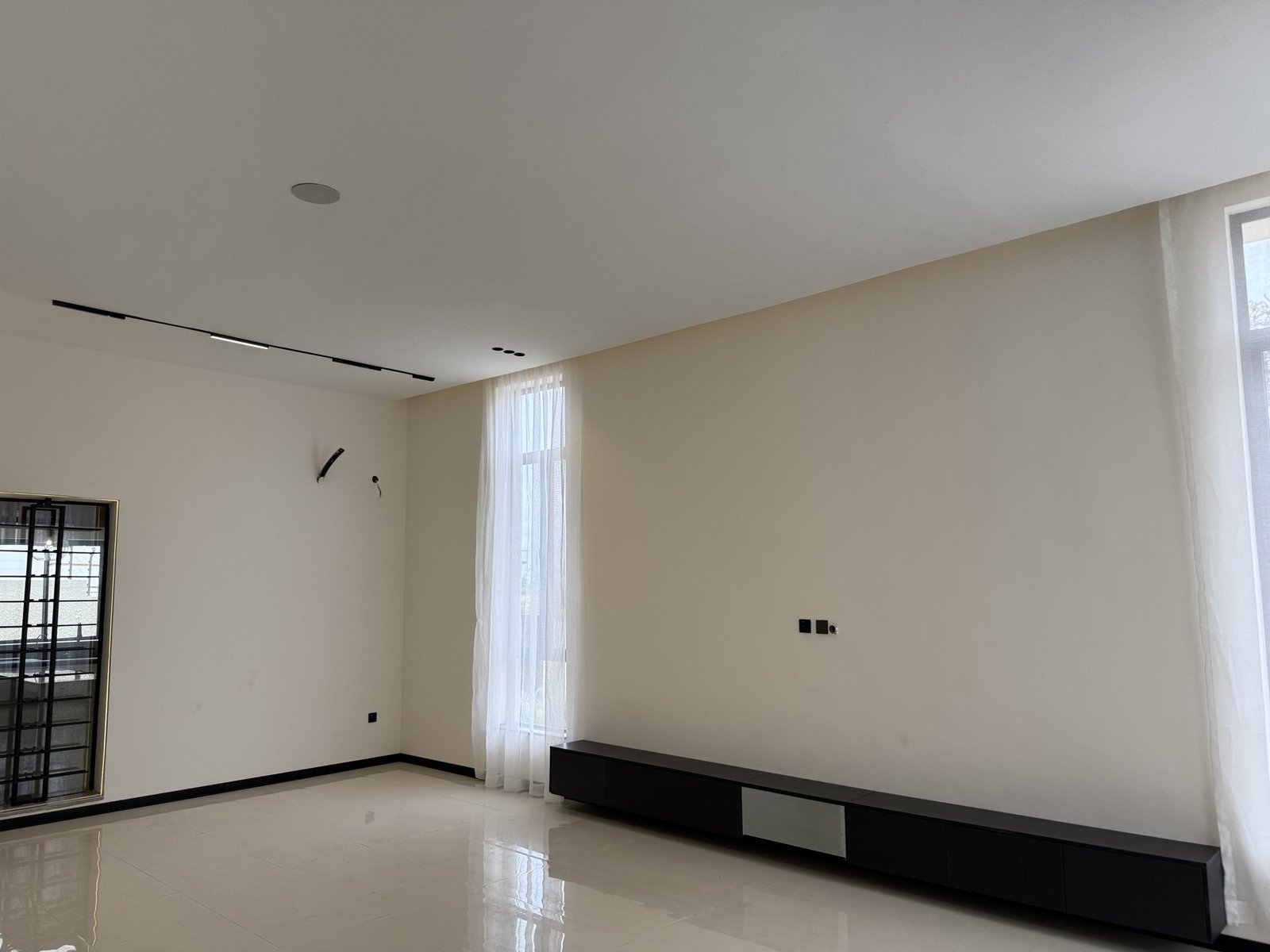 4 Bedroom Contemporary Bungalow photo 2